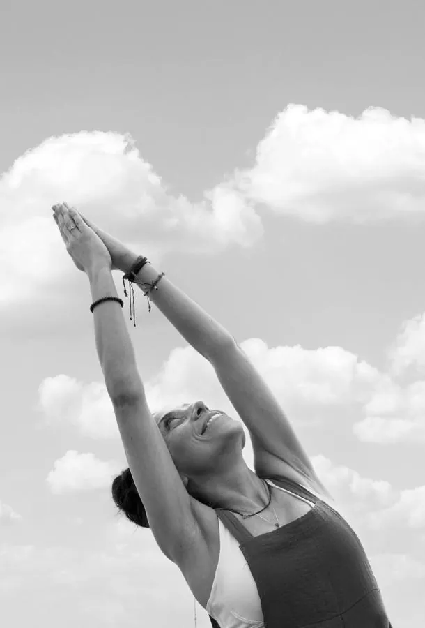 Chusa Cuendias practicando yoga al aire libre