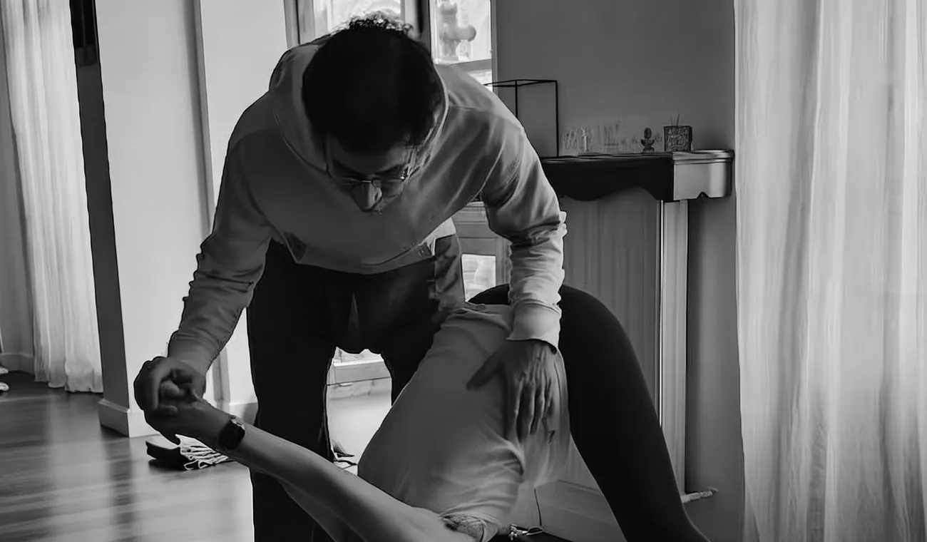 Profesor guiando a un alumno en una clase privada de yoga en Casa del Yoga