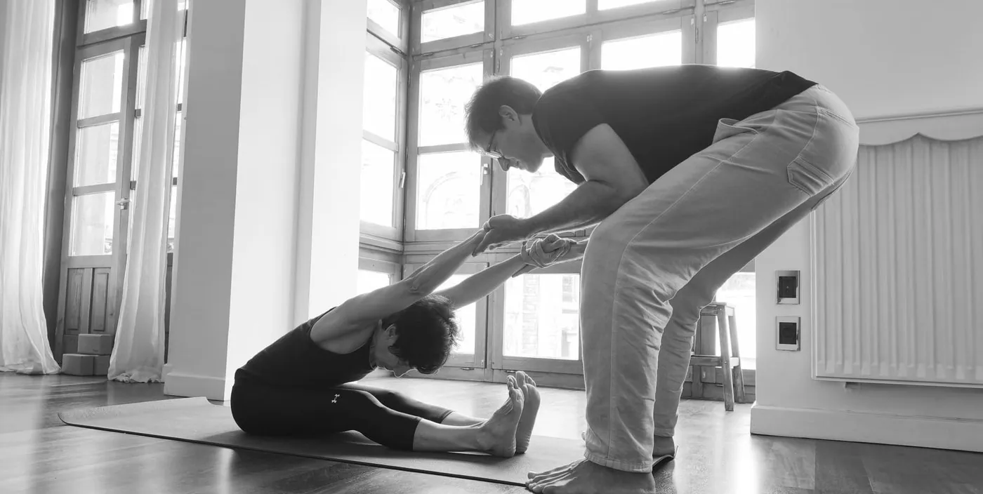 Profesor guiando una clase privada de yoga en Casa del Yoga