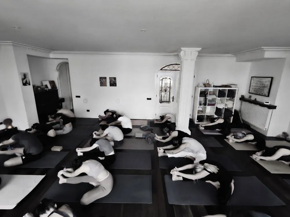 Clase estirando hacia adelante