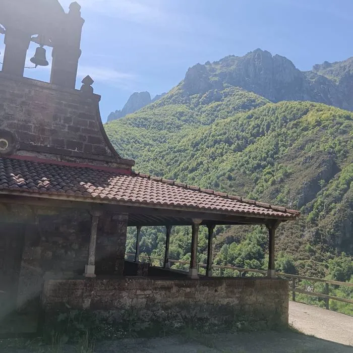 Ermita con vistas a los Picos de Europa
