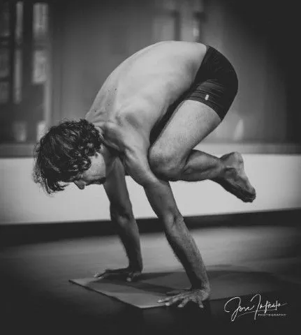 Postura del cuervo (Bakasana)