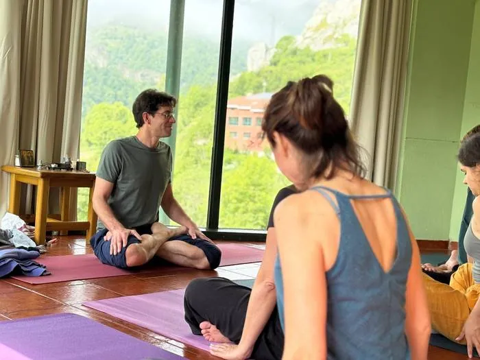 Clase de yoga con vistas a la montaña