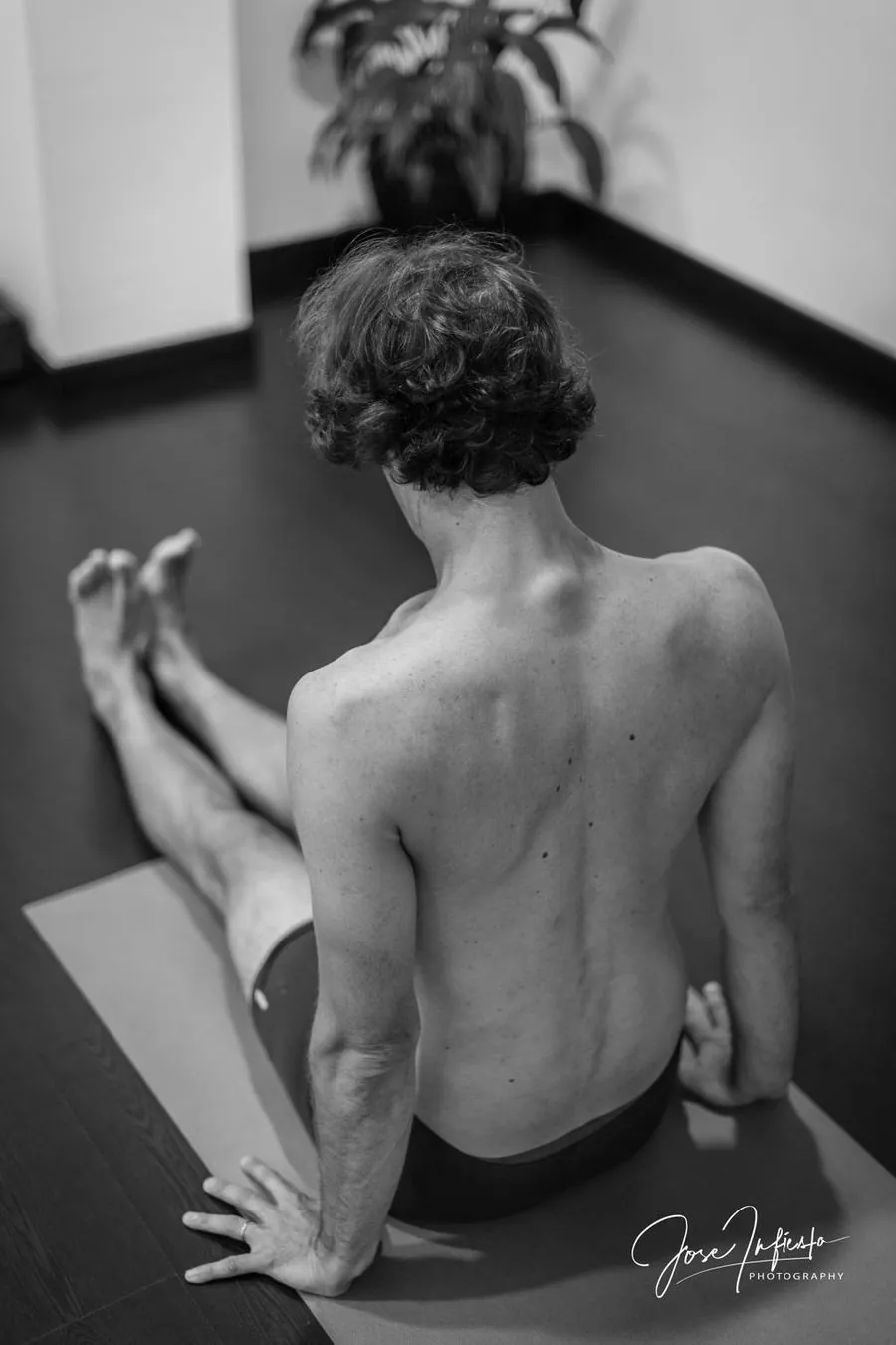Postura sentada con piernas extendidas