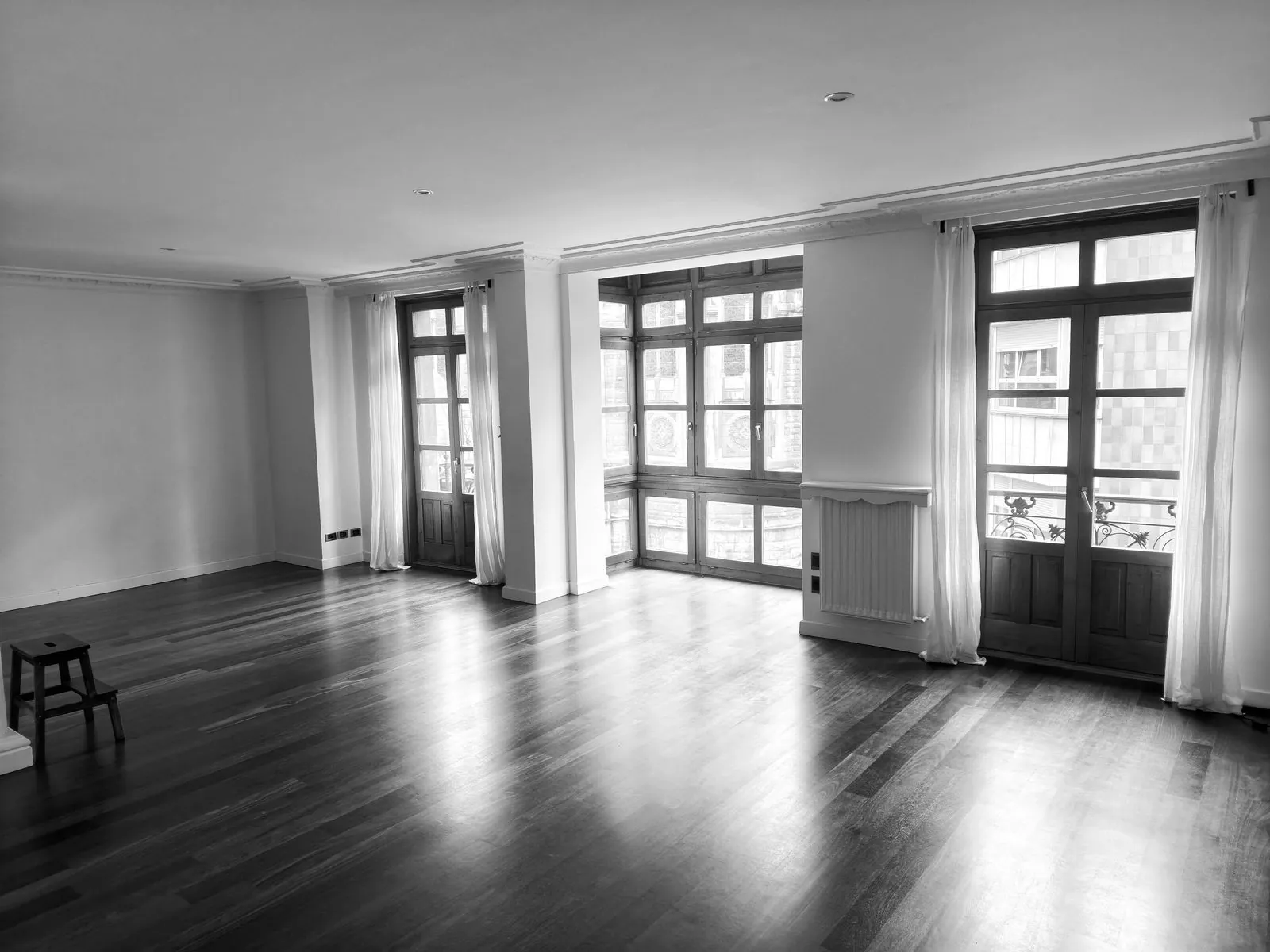 Shala de Yoga - sala diáfana con suelo de madera y balcones