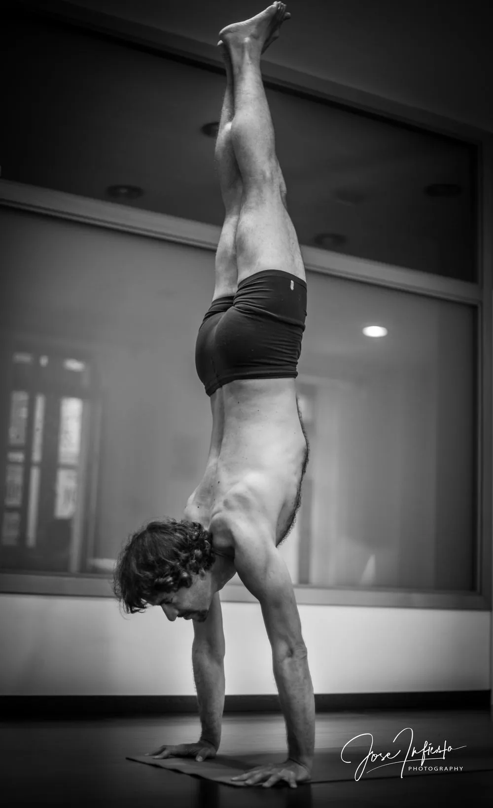 Postura de equilibrio invertido