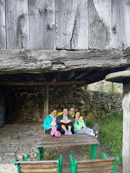 Grupo de retiro junto al hórreo